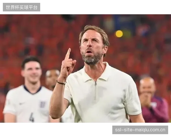 索斯盖特需为福登找到最佳位置，他在俱乐部左路的高效表现与在国家队中路的挣扎形成鲜明对比。